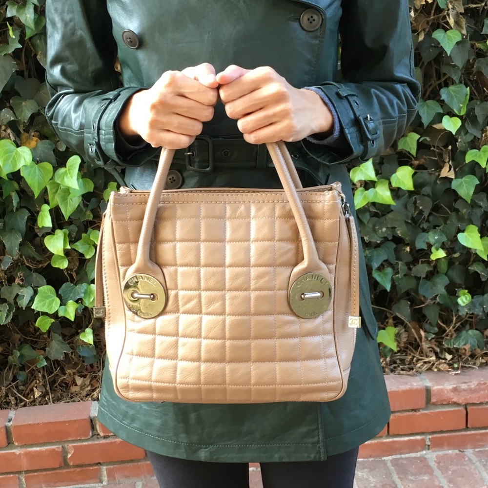 Used Chanel purse made of caviar leather.